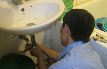 Khi bồn tắm, cống thoát nước trong nhà bạn chẳng may bị tắc nghẽn hãy tự mình giải quyết bằng các cách sau đây nhé